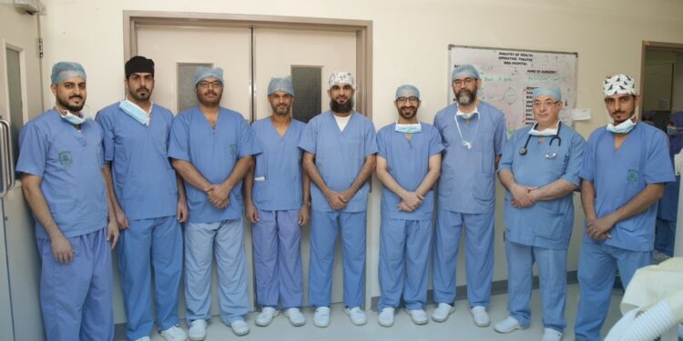 فريق طبي ينجح في إجراء أول عملية زراعة قرنية في مستشفى إبراء