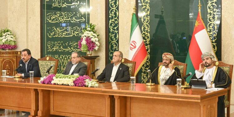 الرئيس الإيراني يستقبل وزير الخارجية العُماني لبحث العلاقات الثنائية وتطورات المنطقة‏