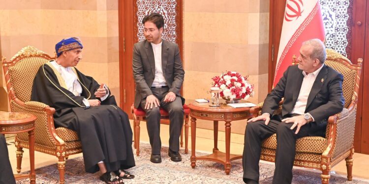 الرئيس الإيراني يستقبل فهد بن محمود لبحث التعاون الثنائي