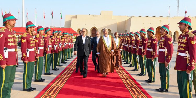 الرئيس الإيراني يغادر سلطنة عمان