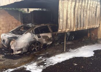 القبض على مواطن أضرم النار في مركبة أمام منزل في لوى