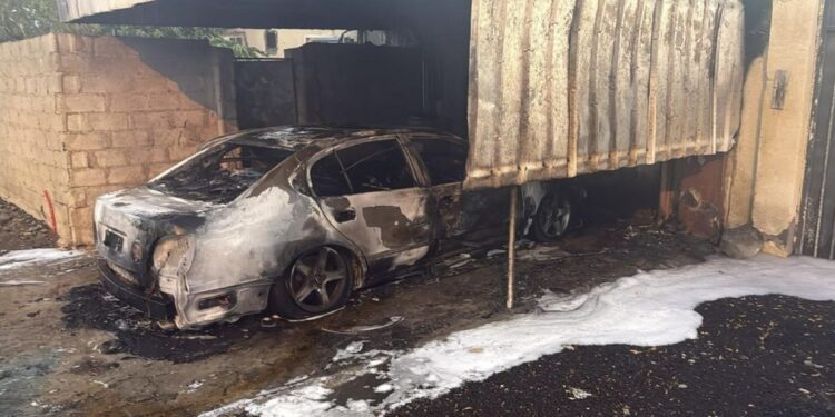 القبض على مواطن أضرم النار في مركبة أمام منزل في لوى