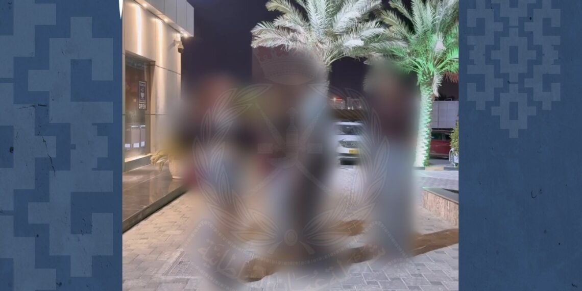 القبض على 4 أشخاص لإخلالهم بالآداب العامة بعد تداول مقطع مرئي 1 القبض على 4 أشخاص لإخلالهم بالآداب العامة بعد تداول مقطع مرئي