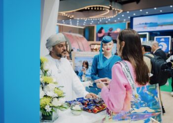 الطيران العُماني يؤكد التزامه بتعزيز السياحة والربط الجوي في سوق السفر العربي 2025