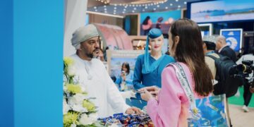 الطيران العُماني يؤكد التزامه بتعزيز السياحة والربط الجوي في سوق السفر العربي 2025
