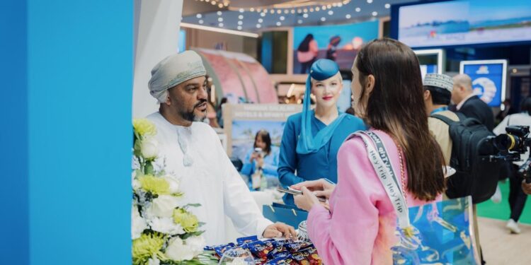 الطيران العُماني يؤكد التزامه بتعزيز السياحة والربط الجوي في سوق السفر العربي 2025