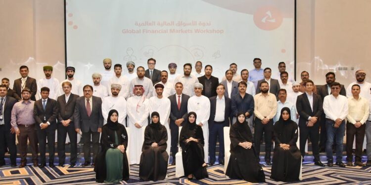 بنك مسقط ينظم ندوة للتعريف بمستجدات أسواق المال العالمية للزبائن في صحار
