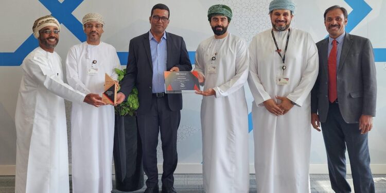 بنك مسقط يفوز بالجائزة البلاتينية من مؤسسة عالمية لتميّزه في تقديم الخدمات المصرفية عبر الهاتف النقّال