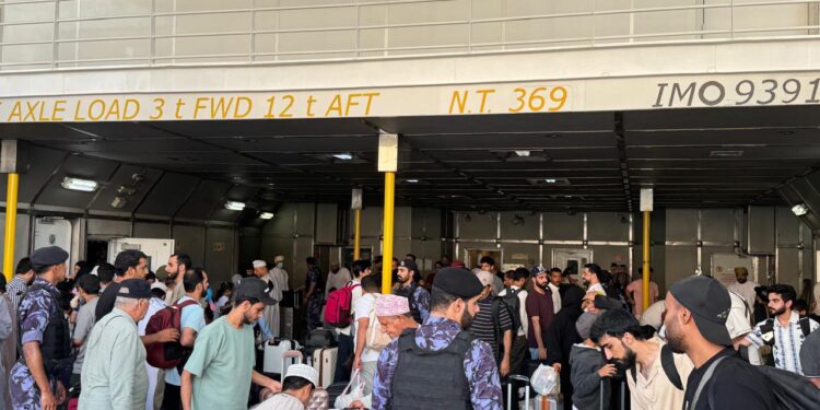 سلطنة عُمان تواصل تأمين عودة عدد من المواطنين ورعايا دول أخرى