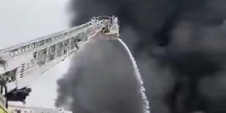 نشوب حريق في مخزن بالمنطقة الصناعية في بركاء