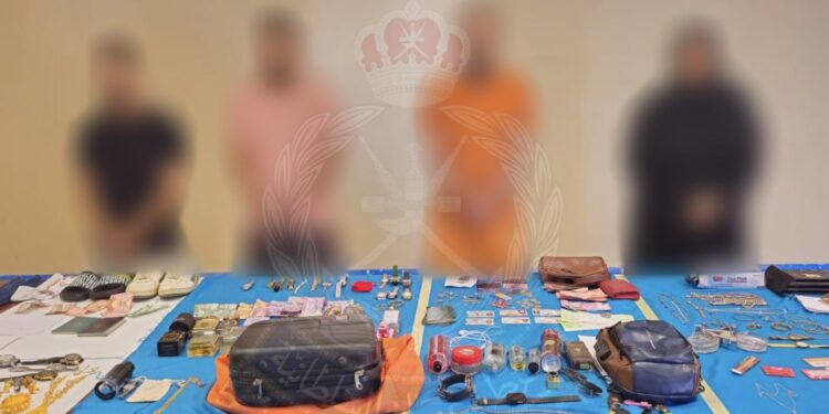 القبض على 4 أشخاص لسرقة منازل في السيب 1 القبض على 4 أشخاص لسرقة منازل في السيب