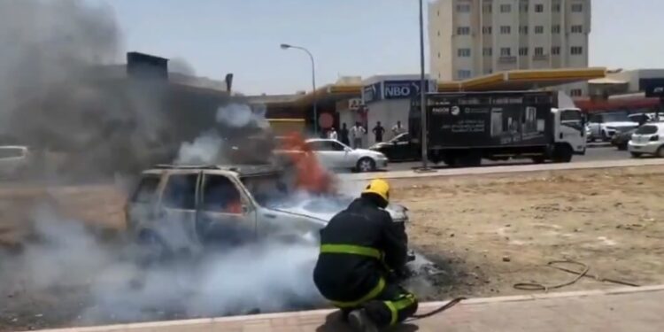 إخماد حريقٍ اندلع في مركبةٍ بالمعبيلة الجنوبية بولاية السيب