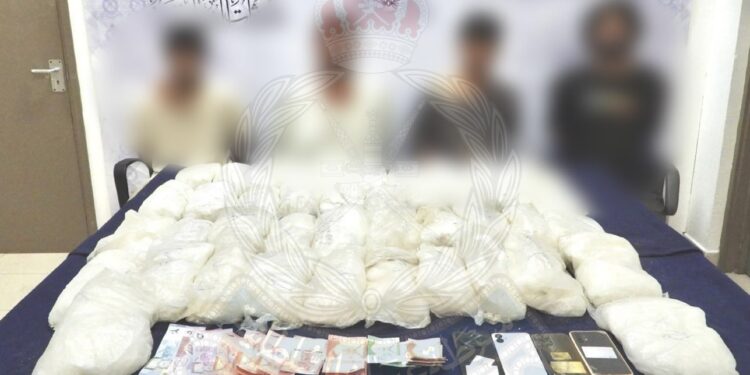 ضبط 4 أشخاص حاولوا تهريب كميات من الهيروين والمؤثرات العقلية 1 ضبط 4 أشخاص حاولوا تهريب كميات من الهيروين والمؤثرات العقلية