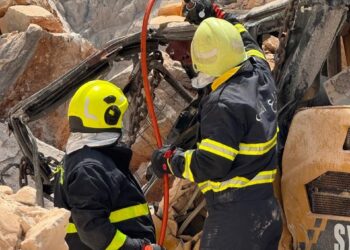 وفاة سائق بحادث سقوط صخور في دبا