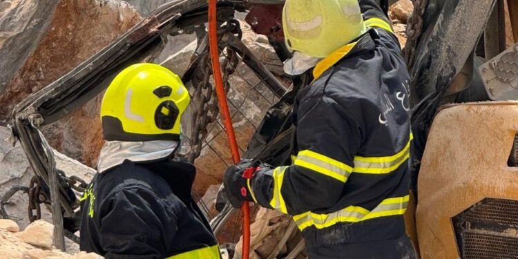 وفاة سائق بحادث سقوط صخور في دبا