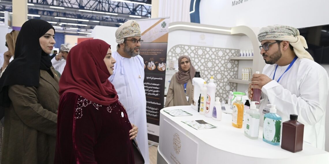 معالي وزيرة التنمية الاجتماعية تزور جناح سلطنة عمان بمعرض الجزائر الدولي 1 معالي وزيرة التنمية الاجتماعية تزور جناح سلطنة عمان بمعرض الجزائر الدولي
