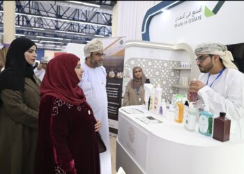 معالي وزيرة التنمية الاجتماعية تزور جناح سلطنة عمان بمعرض الجزائر الدولي