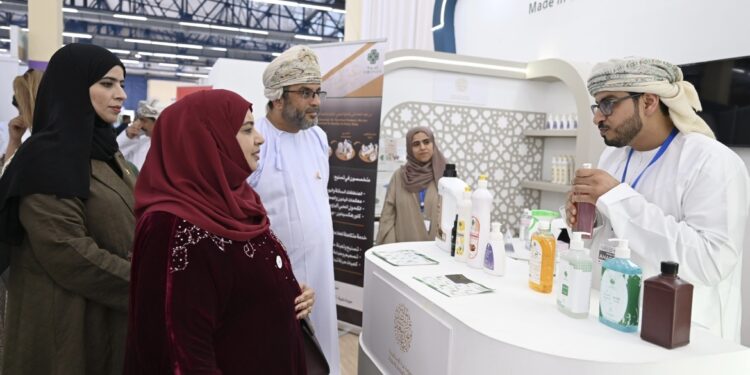معالي وزيرة التنمية الاجتماعية تزور جناح سلطنة عمان بمعرض الجزائر الدولي 1 معالي وزيرة التنمية الاجتماعية تزور جناح سلطنة عمان بمعرض الجزائر الدولي
