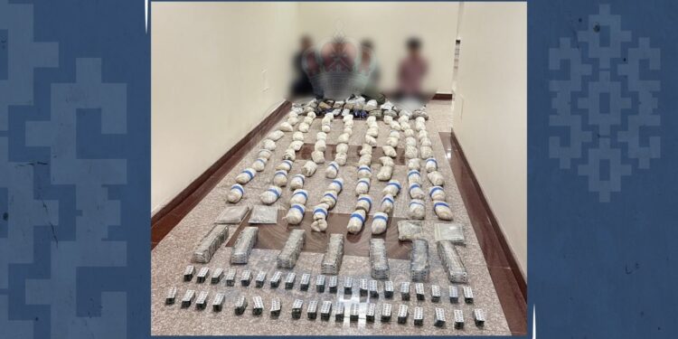 القبض على 4 إيرانيين بحوزتهم مخدرات ومؤثرات عقلية بالمصنعة