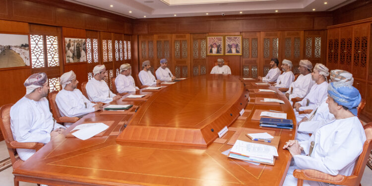 وزيرُ الداخلية يجتمع بالمحافظين