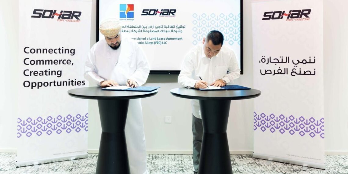 المنطقة الحرة بصحار تُوقع اتفاقية تأجير أرض لإنشاء مصنع للفيروكروم منخفض الكربون 1 المنطقة الحرة بصحار تُوقع اتفاقية تأجير أرض لإنشاء مصنع للفيروكروم منخفض الكربون