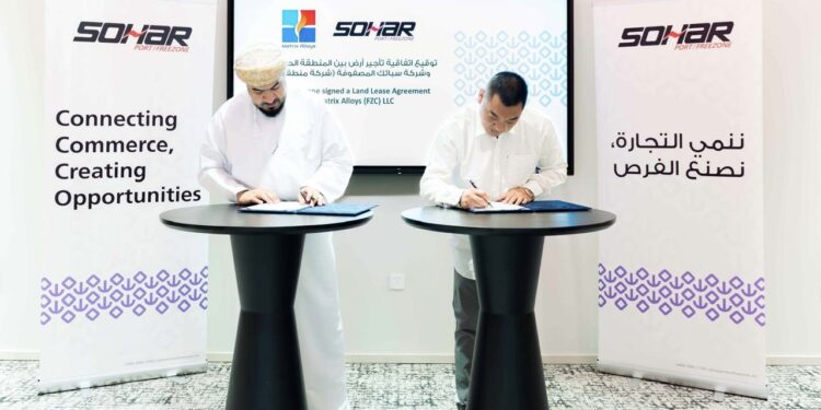 المنطقة الحرة بصحار تُوقع اتفاقية تأجير أرض لإنشاء مصنع للفيروكروم منخفض الكربون