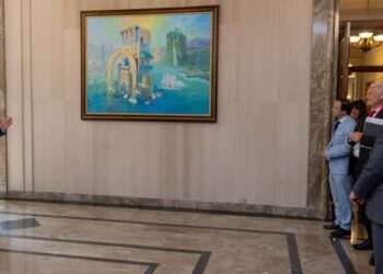 سلطنة عُمان تُهدي منظمة التجارة لوحة جدارية تذكارية تخليدًا لزيارة سمو السيد بلعرب