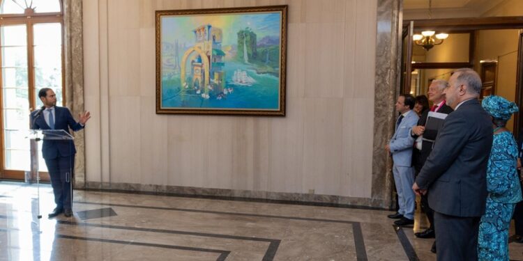 سلطنة عُمان تُهدي منظمة التجارة لوحة جدارية تذكارية تخليدًا لزيارة سمو السيد بلعرب