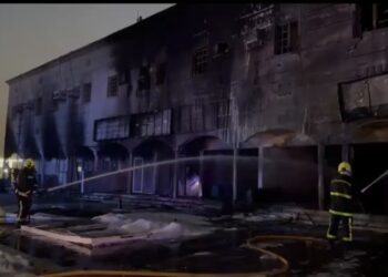 إصابتان جراء حريق في محلات تجارية بمنطقة العوهي الصناعية بولاية صحار