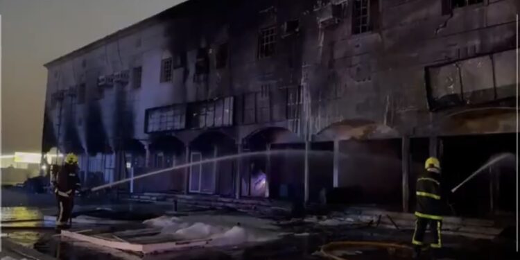 إصابتان جراء حريق في محلات تجارية بمنطقة العوهي الصناعية بولاية صحار