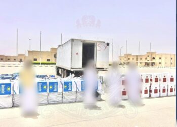 القبض على 4 مواطنين بتهمة تهريب تبغ مدخن عبر شاحنات أسماك في الأشخرة