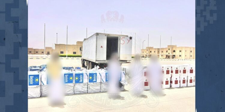 القبض على 4 مواطنين بتهمة تهريب تبغ مدخن عبر شاحنات أسماك في الأشخرة