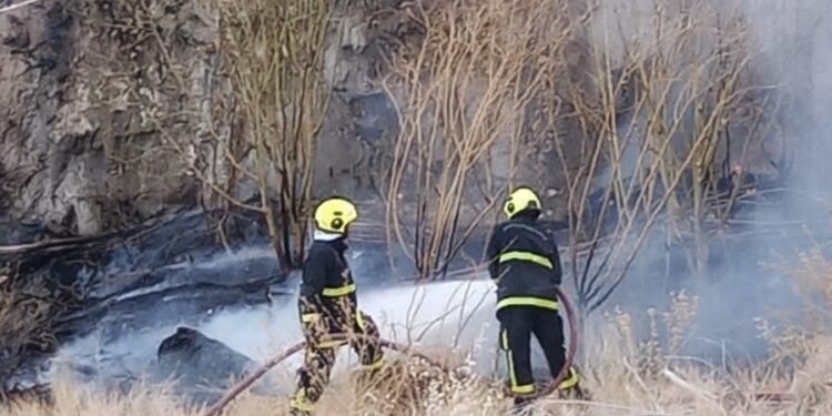 إخماد حريق شب في حشائش بولاية إزكي