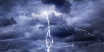 أمطار رعدية وبرد ورياح هابطة تؤثر على جبال الحجر ومسندم