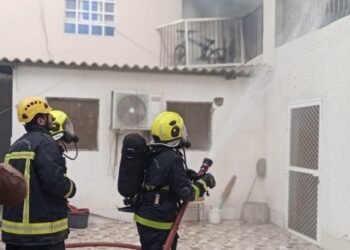 إخماد حريق شب في منزل بالرستاق