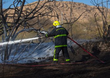 السيطرة على حريق شب في مزرعة بولاية ⁧‫السيب
