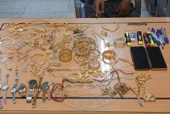 القبض على مواطن بتهمة سرقة مصوغات ذهبية ومبالغ مالية من منزل في صحار