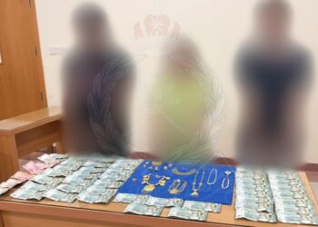 القبض على 3 متهمين بسرقة مجوهرات وأموال من منزل في السيب