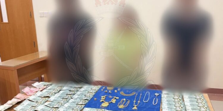 القبض على 3 متهمين بسرقة مجوهرات وأموال من منزل في السيب