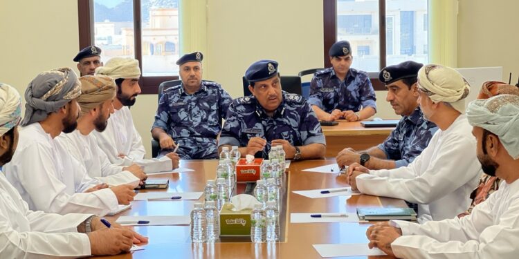 فريق التعامل مع حوادث المواد الخطرة يعقد اجتماعه بمسندم لبحث الجاهزية والاستعداد للطوارئ