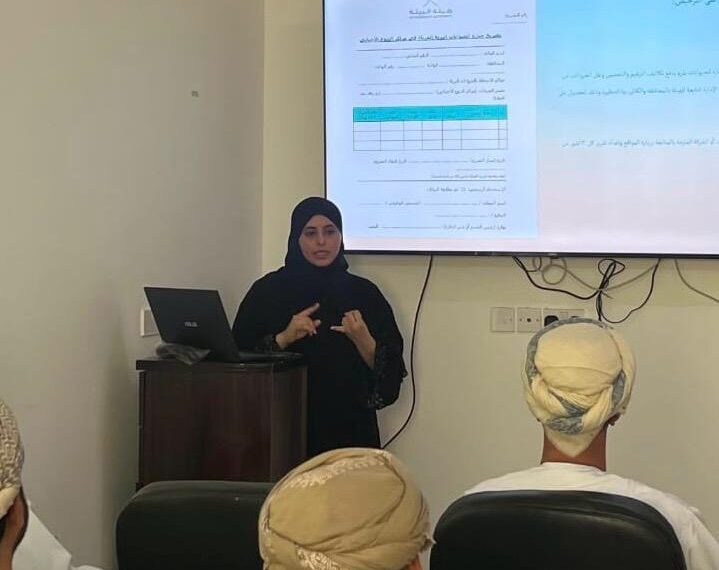 هيئة البيئة بجنوب الشرقية تنظم محاضرة توعوية حول تنظيم حيازة الحيوانات البرية المستأنسة