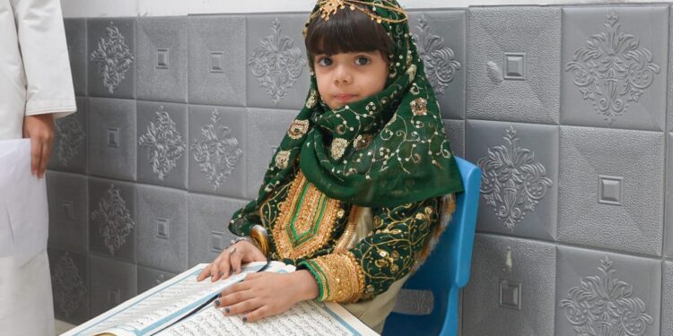 الاحتفاء ببرامج مركز سمائل القرآني التابع للجمعية العمانية للعناية بالقرآن الكريم