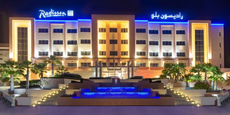 راديسون بلو صُحار يحصد جائزتي “المدير العام” و”الطاهي الأكثر تأثيرًا” في جوائز قادة عُمان 2025