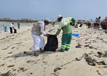 “بيئة مصيرة” يشارك في حملة شاطئية ويجمع 137 كيس نفايات و400 كجم شباك تالفة