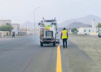 بدء أعمال صيانة وتأهيل الأجزاء المتضررة من طريق مصرون في شمال الشرقية