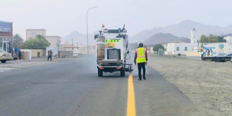 بدء أعمال صيانة وتأهيل الأجزاء المتضررة من طريق مصرون في شمال الشرقية