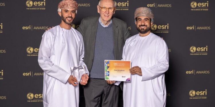 Oman Broadband Honored with GIS Excellence Award at Esri 2025 Conference 1 تكريم “النطاق العريض” بجائزة التميز في نظم المعلومات الجغرافية 2025