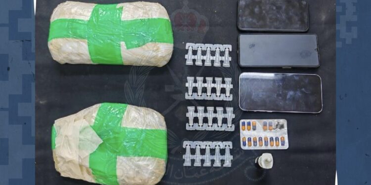 القبض على 4 مواطنين بحوزتهم مخدرات في صحار وصحم