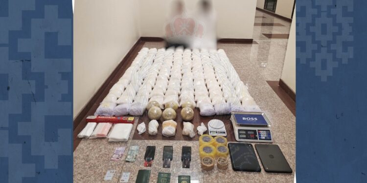 القبض على باكستانيين بحوزتهما 150 كجم من مخدر الكريستال بولاية بركاء