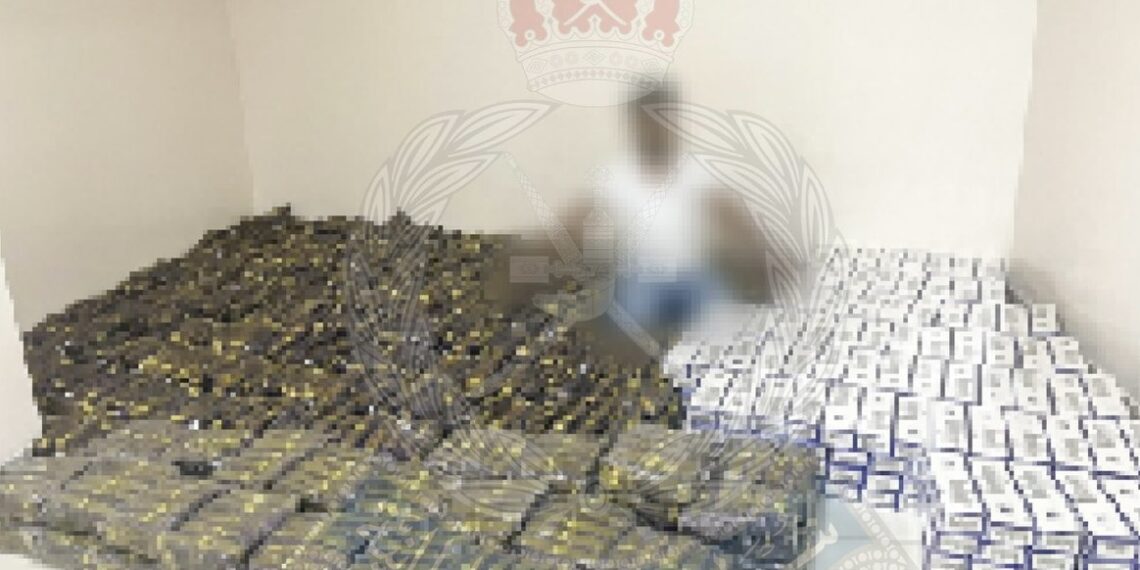 ضبط بنغلاديشي بحوزته كميات كبيرة من التبغ الممنوع في مسقط بقصد الاتجار بها